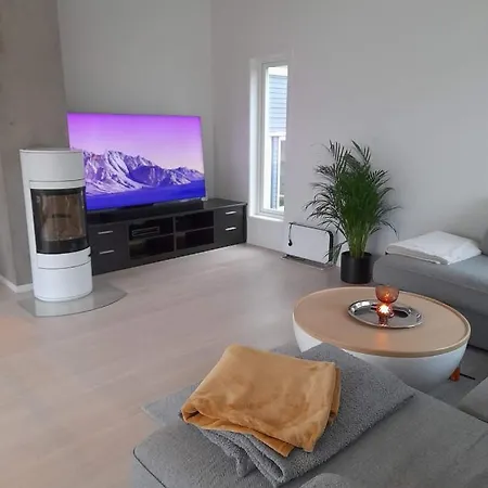 Modern 5 Bedroom Home, Close To Everything! Kvaloysletta