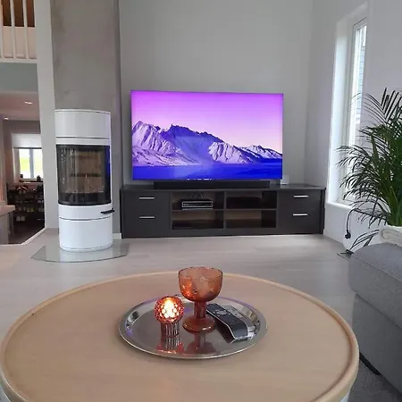 Modern 5 Bedroom Home, Close To Everything! *