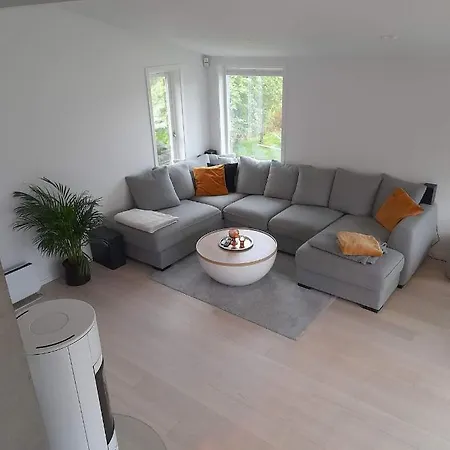 Modern 5 Bedroom Home, Close To Everything! Villa