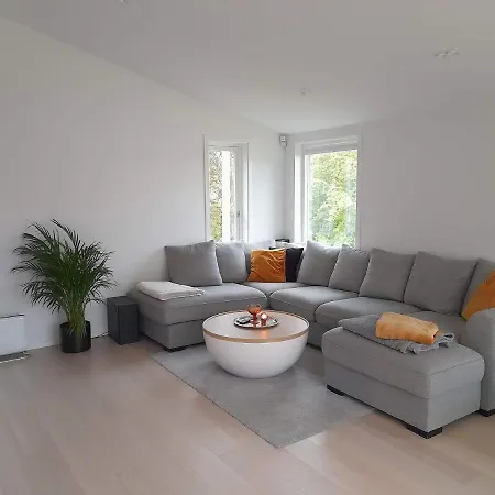Modern 5 Bedroom Home, Close To Everything!