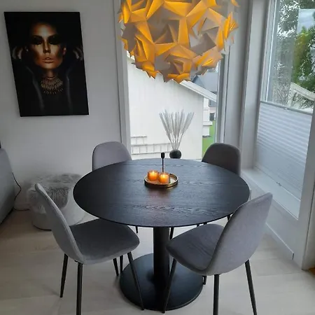 فيلة Modern 5 Bedroom Home, Close To Everything! *