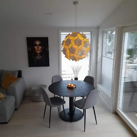 Modern 5 Bedroom Home, Close To Everything! *