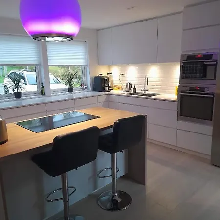 Modern 5 Bedroom Home, Close To Everything! فيلة Kvaloysletta