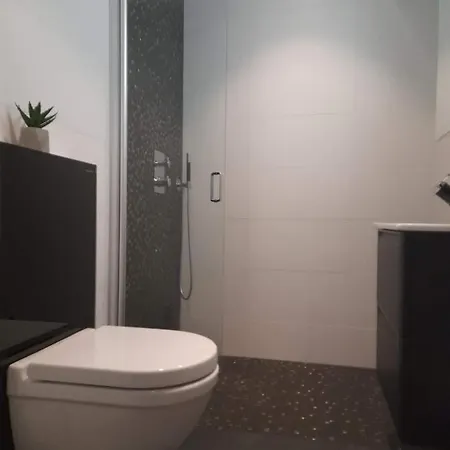 Modern 5 Bedroom Home, Close To Everything! * Kvaloysletta