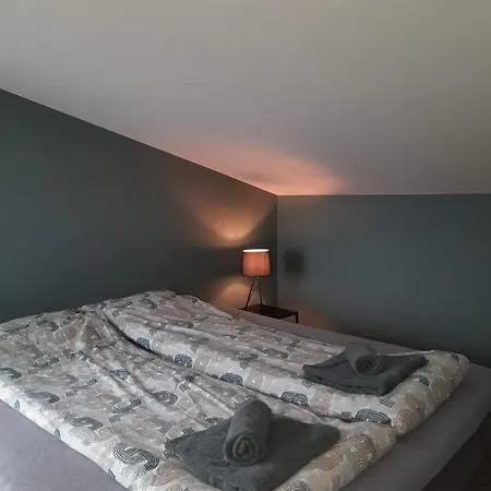 Modern 5 Bedroom Home, Close To Everything! Villa