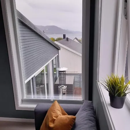 Modern 5 Bedroom Home, Close To Everything!